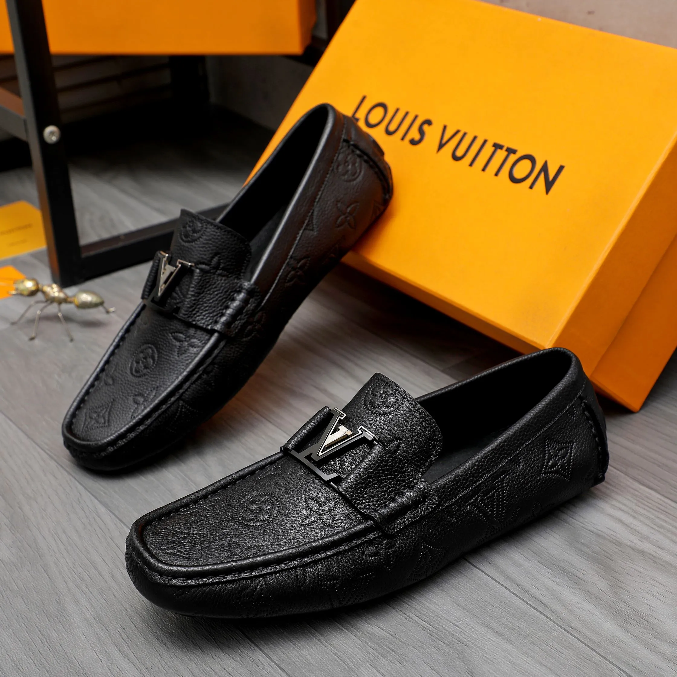Men's shoes 💰400 Product trademark: LV "Louis Vuitton" business slip-on leather shoes Regular size: 38-45 (45 is custom-made and non-returnable) Product materials: Selected high-quality cowhide embossed upper, pigskin lining, rubber outsole